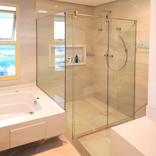 Box de Vidro para Banheiro modelo Lumine Trilho Redondo Inox Polido Roldana Aparente