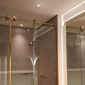 Box de Vidro para Banheiro modelo Lumine Trilho Redondo Inox Polido Roldana Aparente