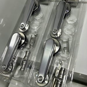 Box de Vidro para Banheiro modelo Lumine Trilho Retangular Inox Polido Roldana Aparente