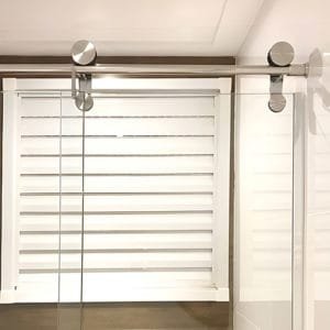 Box de Vidro para Banheiro modelo Lumine Trilho Redondo Inox Polido Roldana Aparente