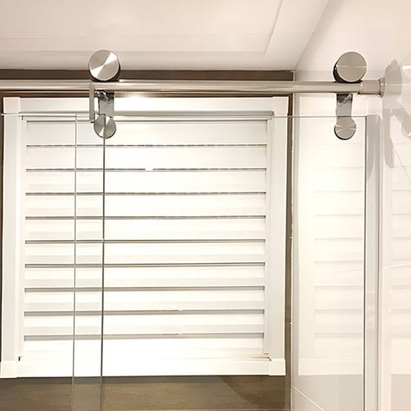 Box de Vidro para Banheiro modelo Lumine Trilho Redondo Inox Polido Roldana Aparente