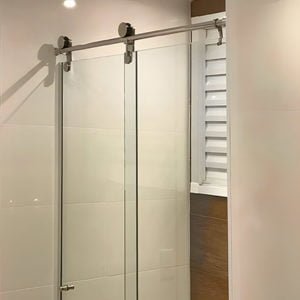 Box de Vidro para Banheiro modelo Lumine Trilho Redondo Inox Polido Roldana Aparente