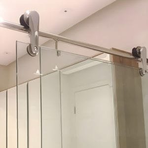 Box de Vidro para Banheiro modelo Lumine Trilho Redondo Inox Polido Roldana Aparente