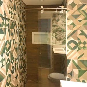 Box de Vidro para Banheiro modelo Lumine Trilho Redondo Inox Polido Roldana Aparente