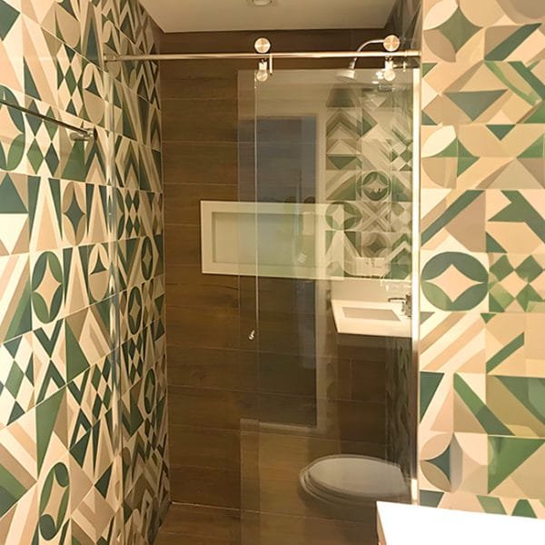 Box de Vidro para Banheiro modelo Lumine Trilho Redondo Inox Polido Roldana Aparente