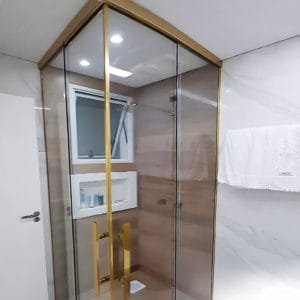 Box de Vidro para Banheiro modelo Reto em aluminio dourado de canto
