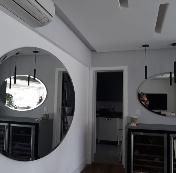 Sala com espelho grande redondo e oval com bisote