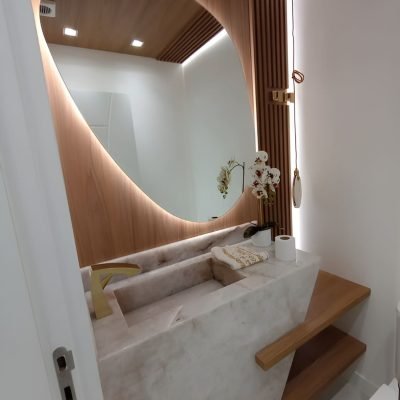 Banheiro com painel de madeira ripado e espelho organico com led flutuante show glass (1)