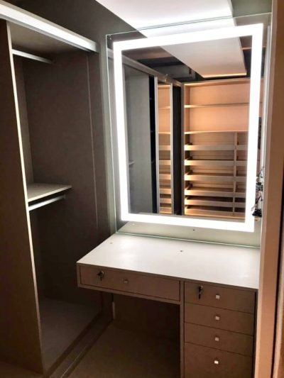 Espelho iluminado LED quadrado em um closet.