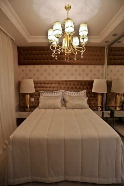 mesa de canto ou criado mudo para quarto espelhado ou com espelho