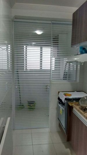 Fechamento da área de serviço com vidro jateado