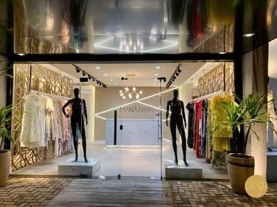 Fachada de loja shopping com vitrine