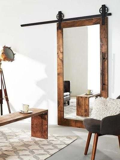 Quarto com porta para o banheiro com moldura e espelho