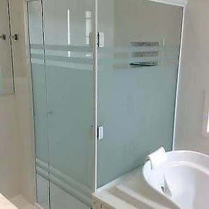 Box de canto aluminio branco vidro jateado temperado banheira