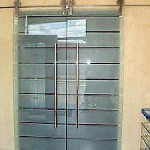 Porta de Vidro Temperada Jateada com roldanas em inox aparente