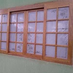 Janela de madeira com vidro jateado